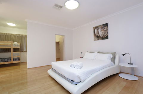 Antonas Verandah Apartments - eTourism Australia 5