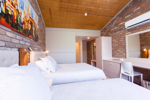 Farnham Court Motel - eTourism Australia 2