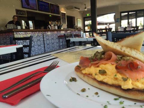 Dolly’s Bar & The Hibiscus Tavern - eTourism Australia 2