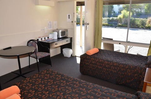 Warwick Motor Inn - eTourism Australia 1