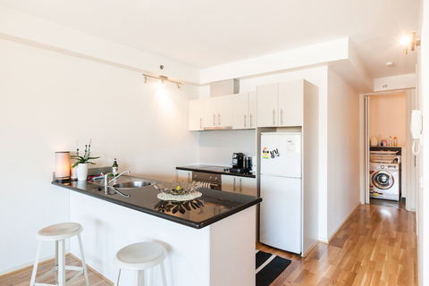 LANCE, 1BDR Melbourne Apartment - eTourism Australia 4