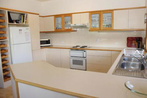 LIZ LAKE - eTourism Australia 6