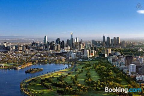 A Cozy CBD Suite With Spectacular City Views - eTourism Australia 4