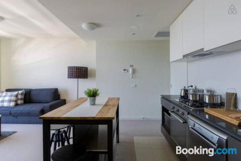 A Cozy CBD Suite With Spectacular City Views - eTourism Australia 0