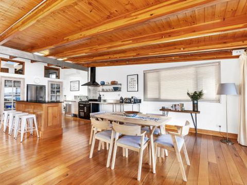 VINCES LANDING OLD EROWAL BAY 4pm Check Out Sundays - eTourism Australia 5