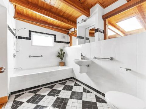 VINCES LANDING OLD EROWAL BAY 4pm Check Out Sundays - eTourism Australia 6