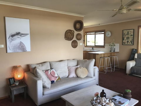 Beautiful Cottage, Ocean Views, Amazing Gardens, 12 Minute Walk To Beach - eTourism Australia 2