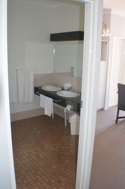 Deer Park Motor Inn - eTourism Australia 5