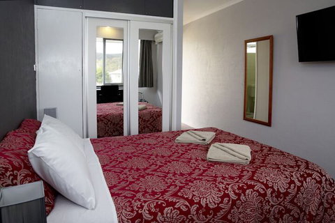 White Manor Motel - eTourism Australia 4