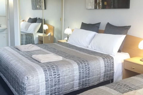 White Manor Motel - eTourism Australia 1