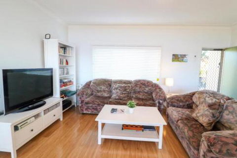 Lakefront Simplicity - eTourism Australia 3