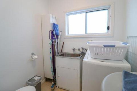 Lakefront Simplicity - eTourism Australia 6