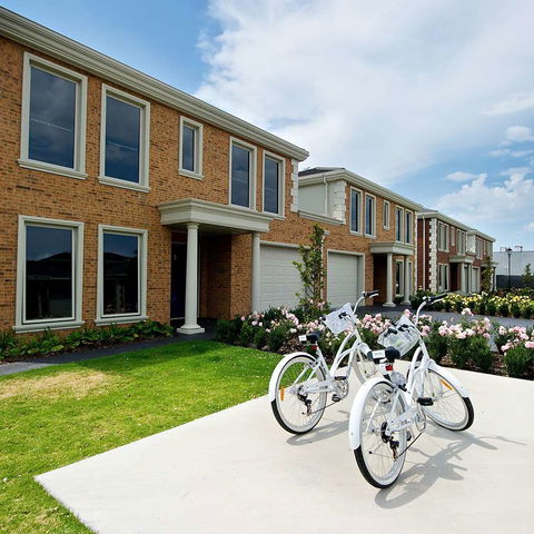 Mansi on Raymond - eTourism Australia 0