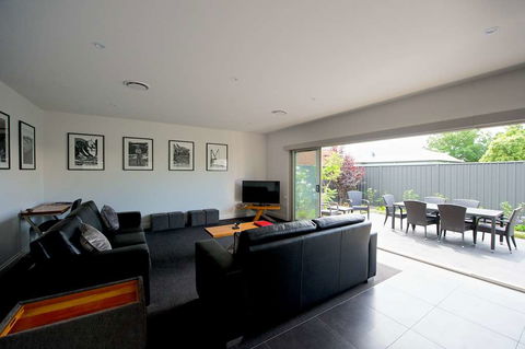 Mansi on Raymond - eTourism Australia 1