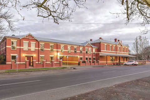 Lake Inn Ballarat - eTourism Australia 1