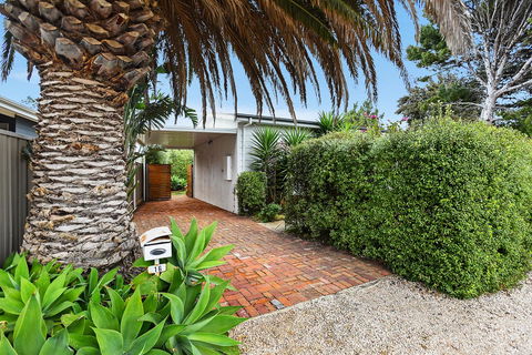 Ainslie Roberts Drive Retreat - eTourism Australia 13