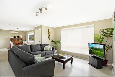 Ainslie Roberts Drive Retreat - eTourism Australia 0