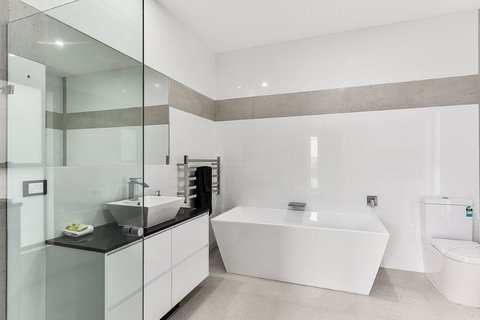 KENNEDY EXECUTIVE TOWNHOUSE - eTourism Australia 1