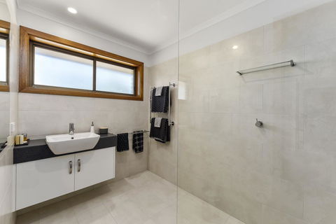 City Four Apartment - eTourism Australia 4