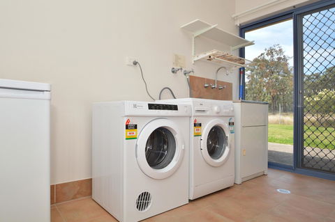 JE Guesthouse, Central To All The Hunter Valley Has To Offer - eTourism Australia 38