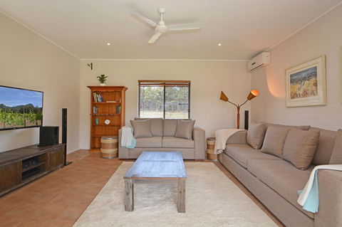 JE Guesthouse, Central To All The Hunter Valley Has To Offer - eTourism Australia 3