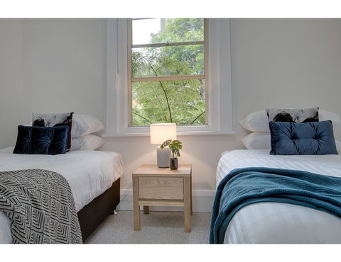 Large, Stylish And Quiet Penthouse Steps From Surf - eTourism Australia 18