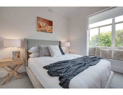 Large, Stylish And Quiet Penthouse Steps From Surf - eTourism Australia 10