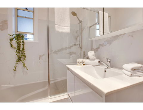 Large, Stylish And Quiet Penthouse Steps From Surf - eTourism Australia 2