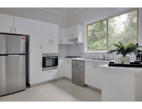 Large, Stylish And Quiet Penthouse Steps From Surf - eTourism Australia 3