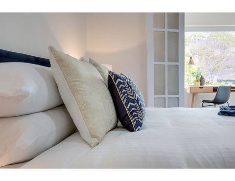 Large, Stylish And Quiet Penthouse Steps From Surf - eTourism Australia 8