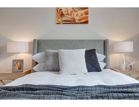 Large, Stylish And Quiet Penthouse Steps From Surf - eTourism Australia 11