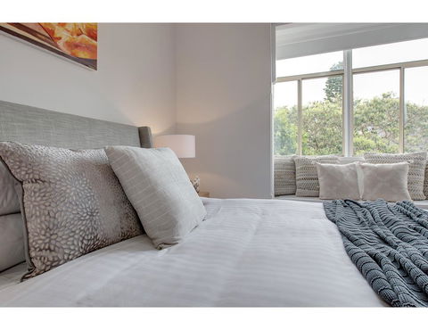 Large, Stylish And Quiet Penthouse Steps From Surf - eTourism Australia 12