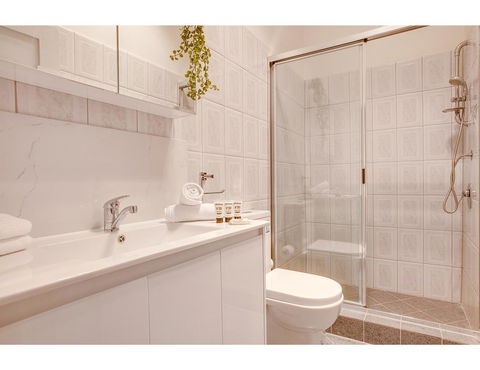 Large, Stylish And Quiet Penthouse Steps From Surf - eTourism Australia 13