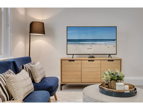 Large, Stylish And Quiet Penthouse Steps From Surf - eTourism Australia 4