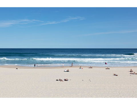 Large, Stylish And Quiet Penthouse Steps From Surf - eTourism Australia 25