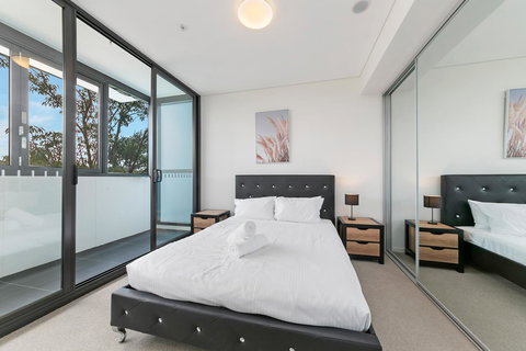 Stylish And Neat Two Bed Apartment In Wentworth Point - eTourism Australia 7