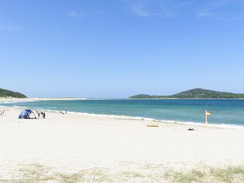 Bombora @ Fingal Bay - eTourism Australia 1