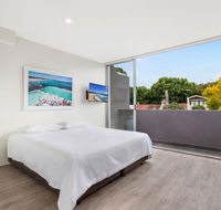Bondi Beach Studio King Suite  Balcony - eTourism Australia