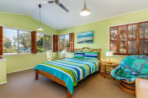 Bribie Beach House, Waterfront Directly Across The Road - Solander Esp, Banksia Beach - eTourism Australia 1