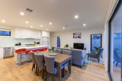 Brighton East 3 Bedroom 3 Bathroom Townhouse - eTourism Australia 1