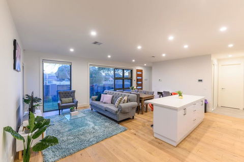 Brighton East 3 Bedroom 3 Bathroom Townhouse - eTourism Australia 3