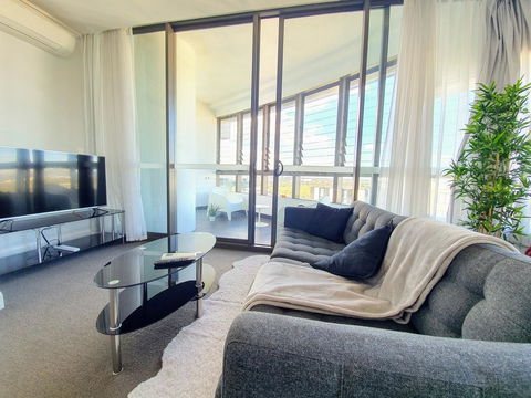 Luxury Level 2-bed 2-bath City View Apt In Olympic Park - eTourism Australia 0