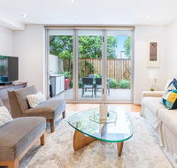 Modern apartment with large courtyard and short walk to Bondi Beach - eTourism Australia