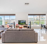 Modern Unit With Balconies Near Melbourne Airport - eTourism Australia