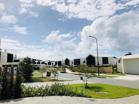 New Spacious Beachside Townhouse - eTourism Australia 1