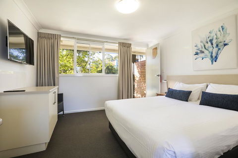 Nightcap At Golden Beach Tavern - eTourism Australia 1