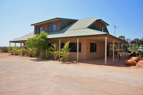 Ningaloo Breeze Villa 5 - 3 Bedroom Fully Self-Contained Holiday Accommodation - eTourism Australia 1