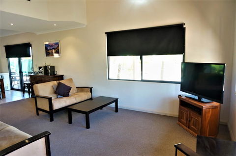 Ningaloo Breeze Villa 9 - 3 Bedroom Fully Self-Contained Holiday Accommodation - eTourism Australia 3