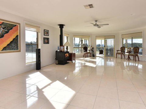 Noble Willow Estate Lovedale. Super Spacious, With Views And Pool - eTourism Australia 1