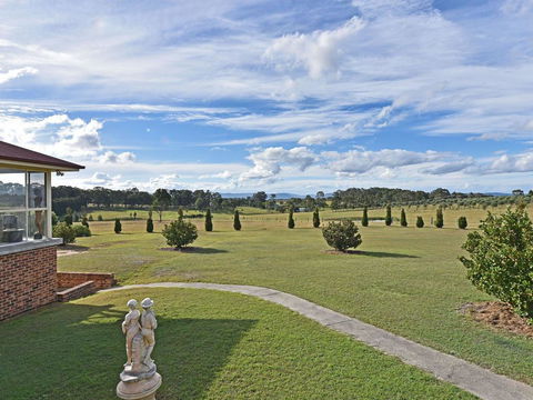 Noble Willow Estate Lovedale. Super Spacious, With Views And Pool - eTourism Australia 2